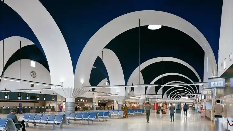 Interior de la terminal de Sevilla